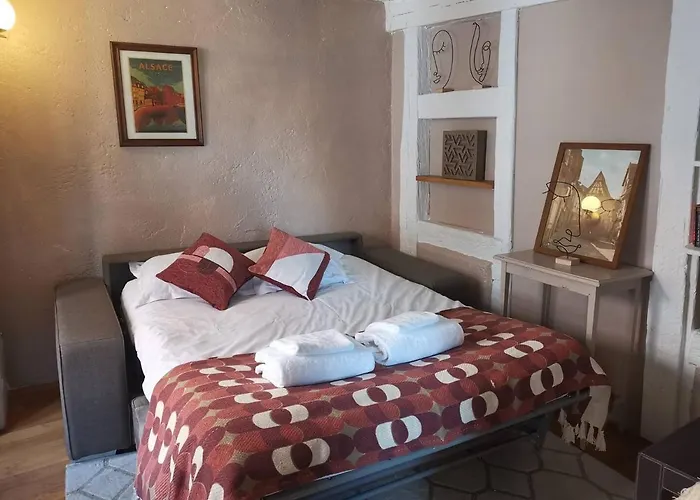 Maison Cliquot - Centre Apartment